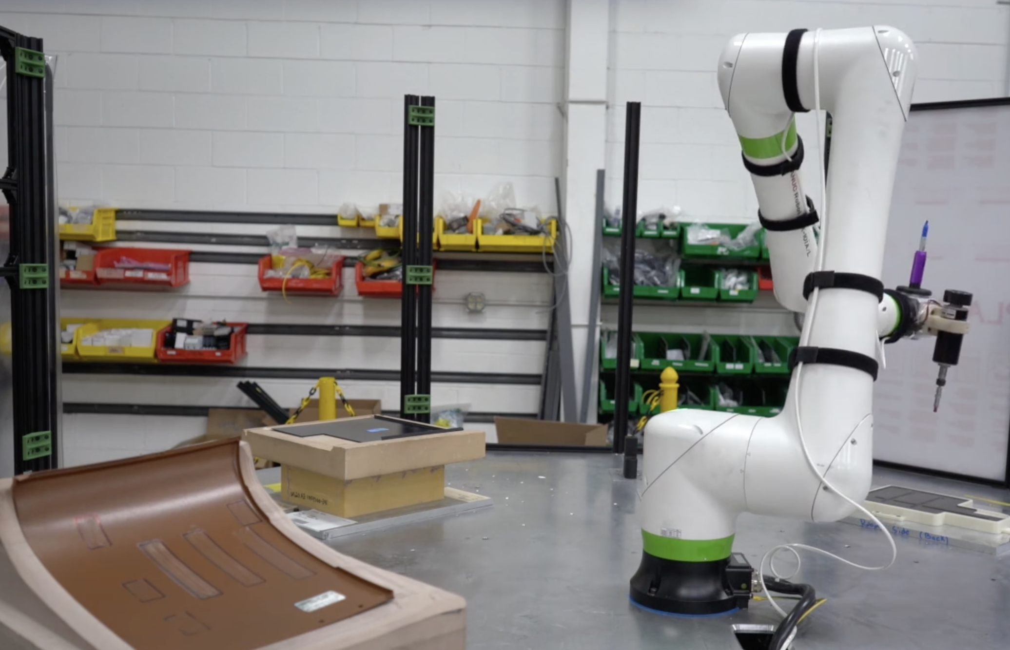 A photo of the finished robot cell with a collaborative robot in the middle